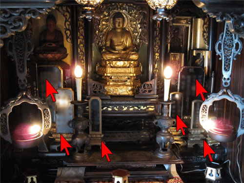 お仏壇に位牌がいっぱい