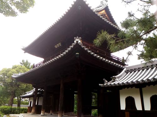 建仁寺の三門横から