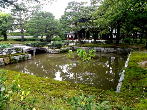 建仁寺三門前の池