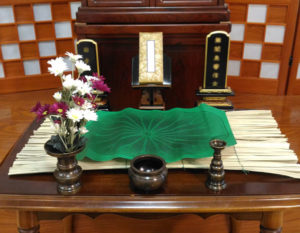 祭壇の準備、仏具を配置する