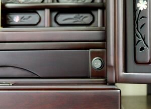 仏壇の本体側に電気のスイッチがついている
